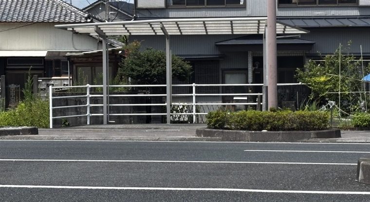 白い屋根のついた駐車スペース